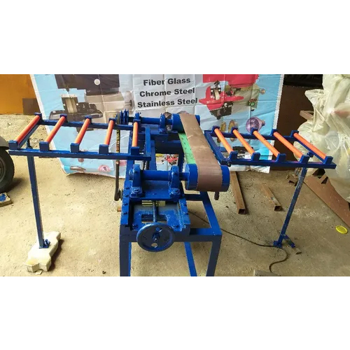 ग्लास ग्राइंडिंग मशीन जिसमें 6 इंच का बेल्ट और दोनों तरफ रबर रोलर स्टैंड पर हैं।