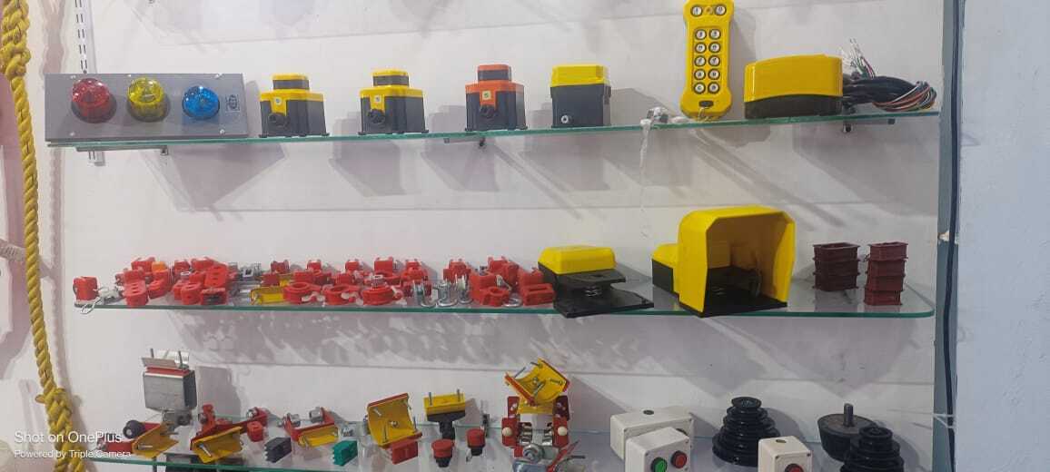Pulley Wheels - Durable Plastic, 5-inch Diameter, Precision-engineered For Efficient Load Management