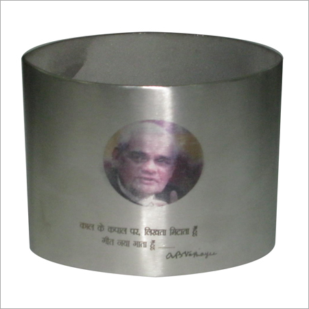 पेन होल्डर पर लेज़र मार्किंग