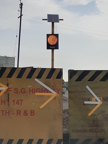 Solar Blinker Traffic Light - Color: Amber / Red / Green