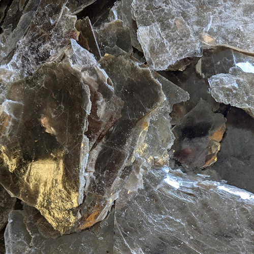 Mica Sheets - High-purity Natural Mica, 40-55% Sio2, Brown/light White, Irregular Particle Size, Heat Resistance Up To 1000â°c, Customizable