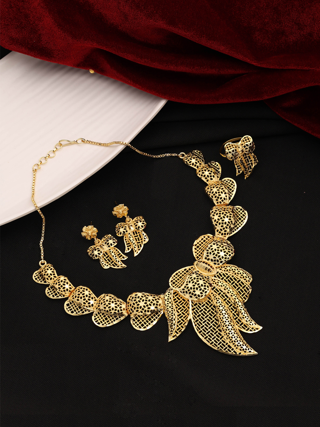 Timeless Simplicity Forming Choker Necklace Set.