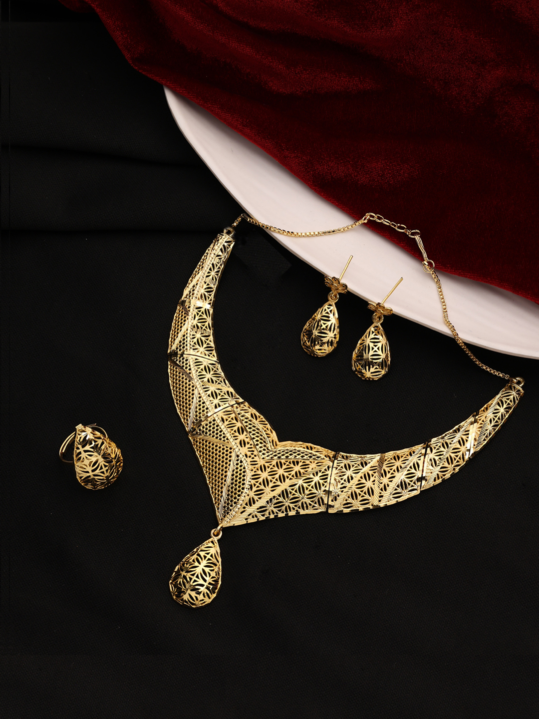 Dazzling Divinity Forming Filigree Choker Set - Color: Gold
