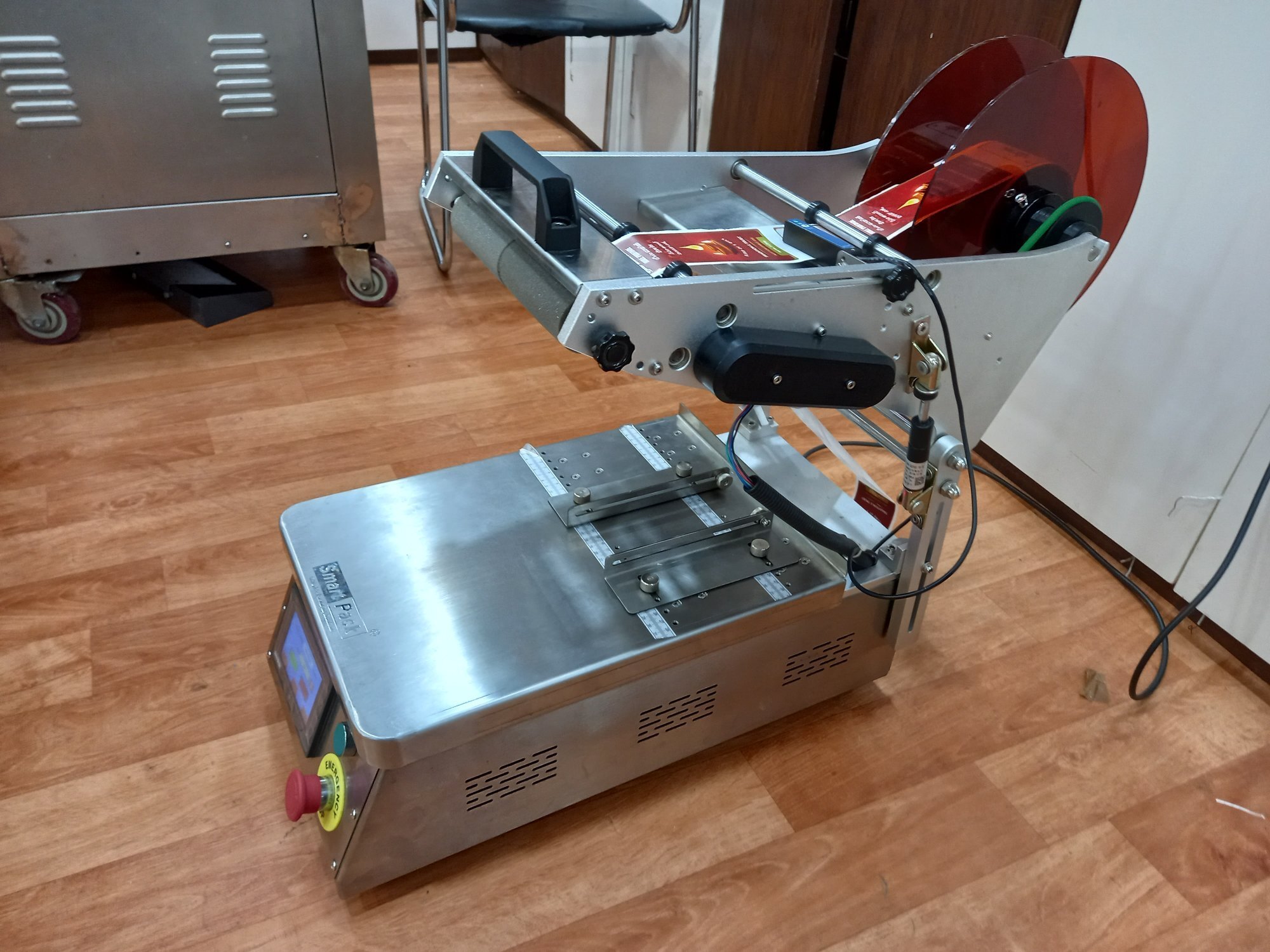 Vertical Square Bottle Labelling Machine - Automation Grade: Automatic