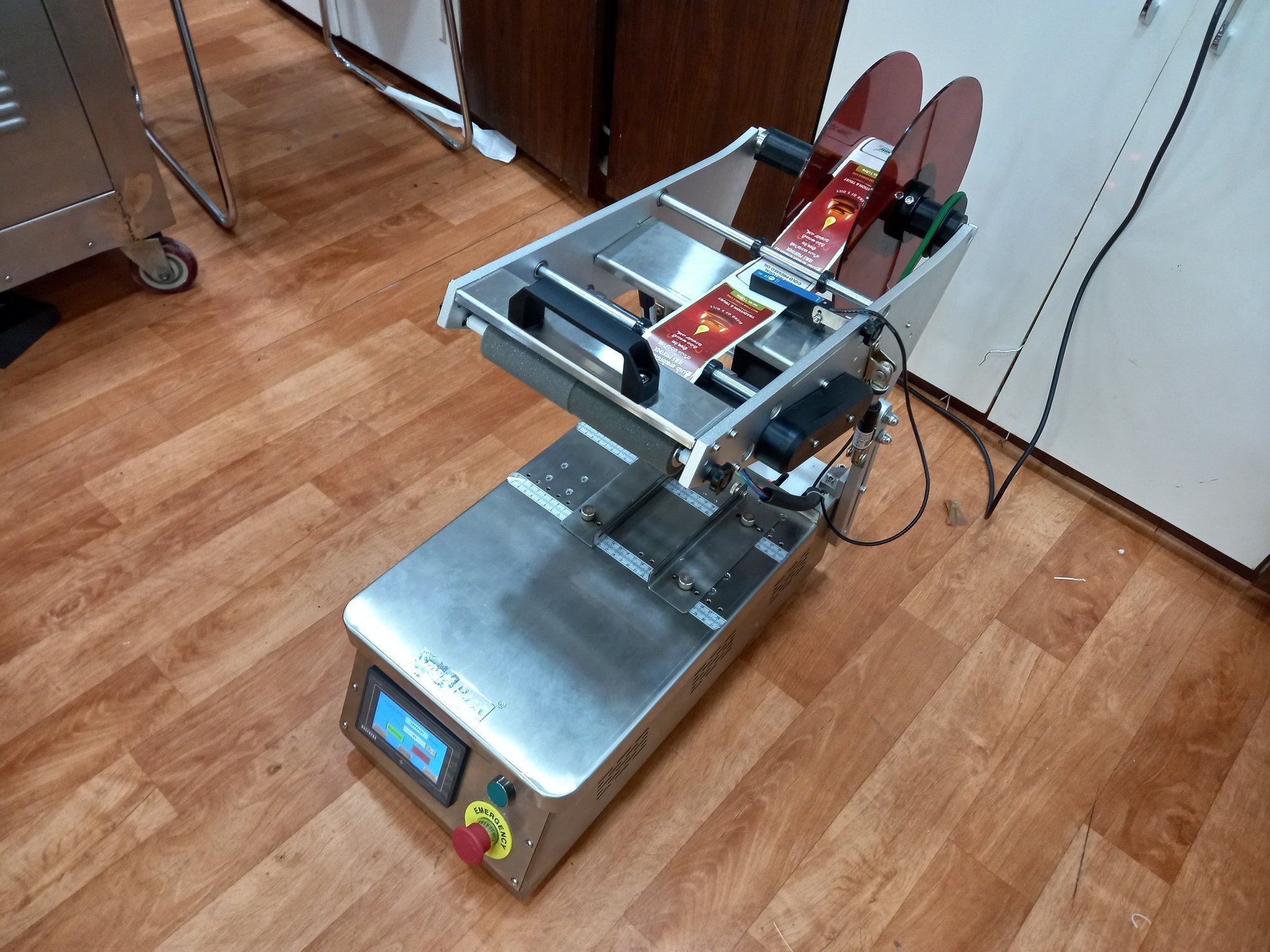 Vertical Square Bottle Labelling Machine - Automation Grade: Automatic