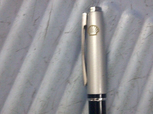 कलम पर लेज़र उत्कीर्णन