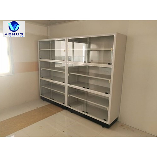 कांच के बर्तन रखने का अलमारी