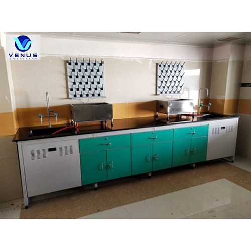 दीवार साइड टेबल जिसमें सिंक और पेग बोर्ड है।