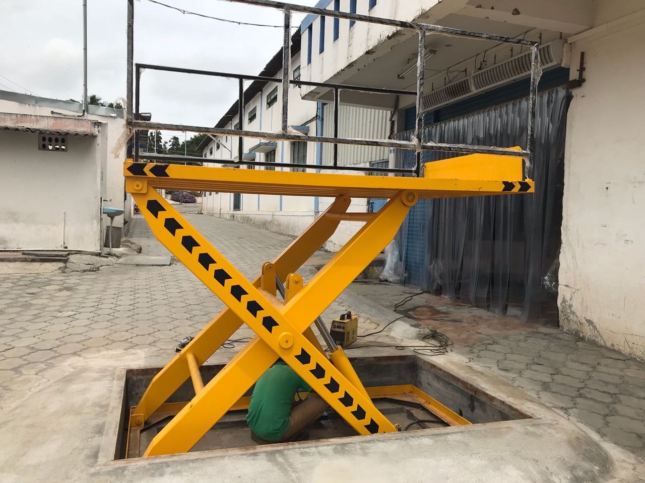 Scissor Platform Lift - Attributes: Durable