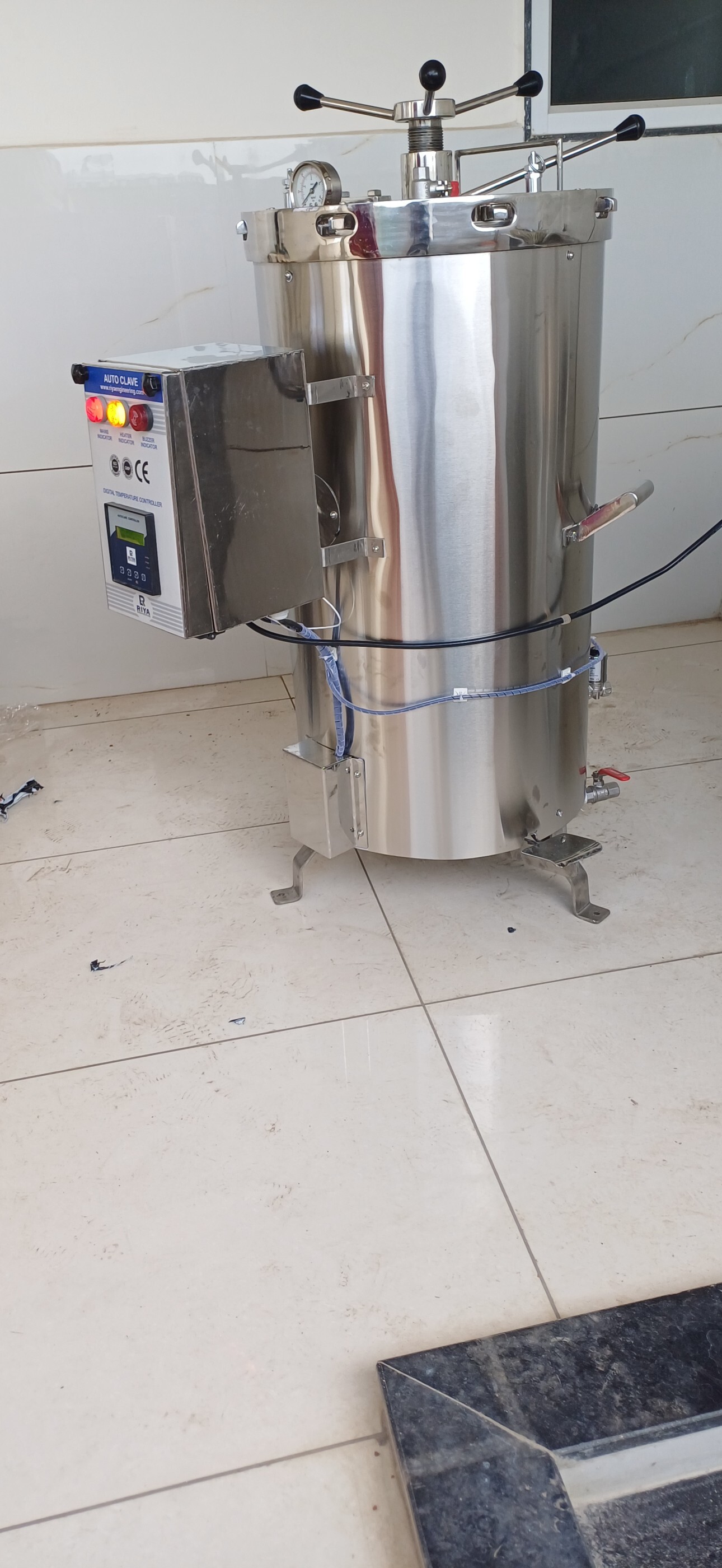 Vertical Double Walled Autoclave - 75l Capacity, 400x600mm Chamber Size | Stainless Steel 304, Radial Locking Door, Fully Automatic, 121â°c Sterilizing Temperature, Thermal Printer Recording