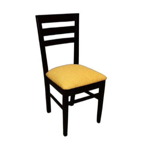 भूरे रंग की लकड़ी की कुर्सी जिसमें गद्दा है