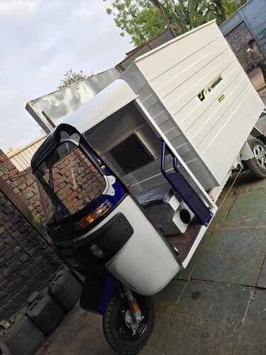 Eco Friendly Battery Operated Loader - 1000 Watt Motor, Rechargeable Batteries, 2 Person Seating Capacity, High Range Electric Vehicle