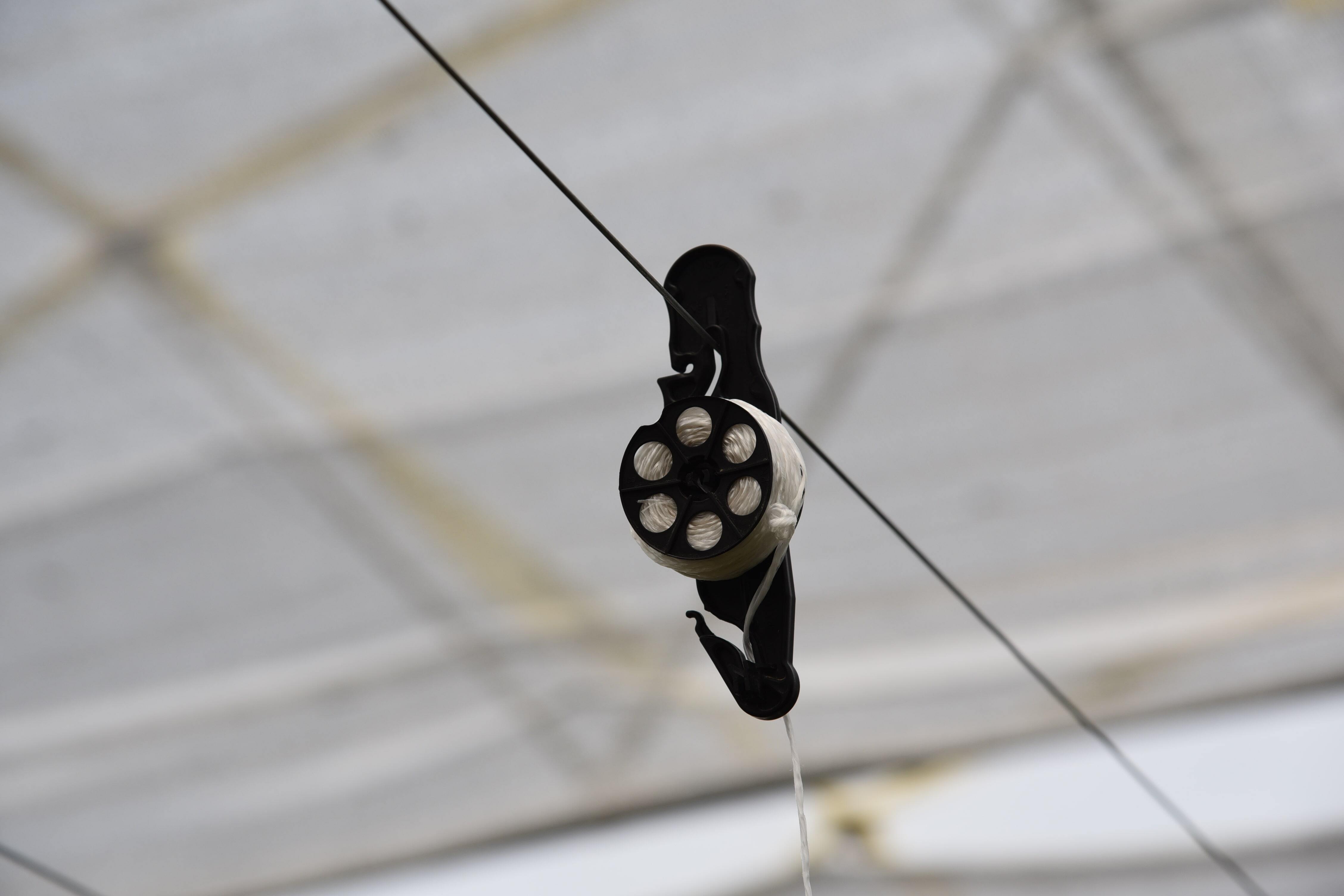 Plastic Roller Hook With Pulley For Trellising - Advantage: Re-usable