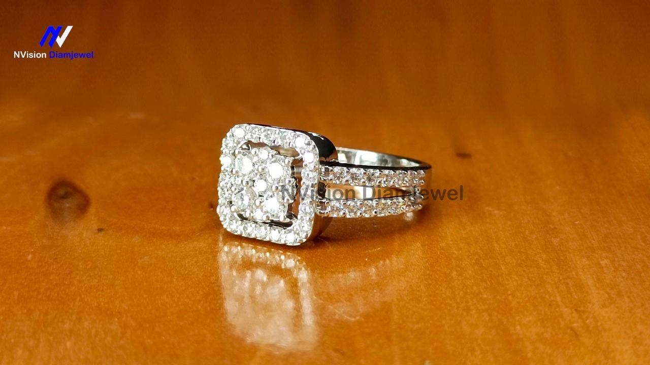 White Gold Diamond Cluster Solitaire Ring. - Diamond Carat Weight: 1.04 Carat