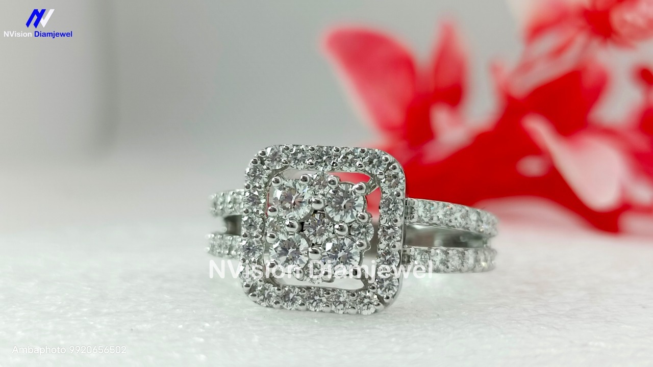 White Gold Diamond Cluster Solitaire Ring. - Diamond Carat Weight: 1.04 Carat