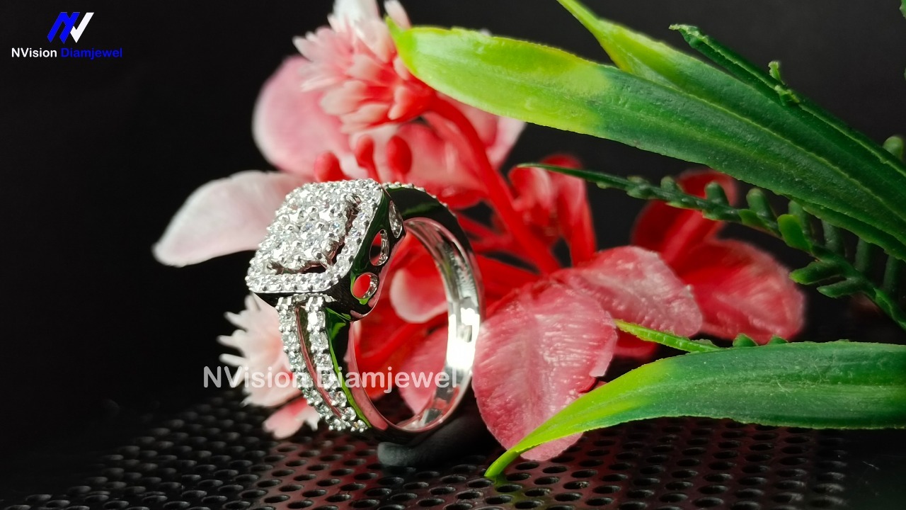 White Gold Diamond Cluster Solitaire Ring. - Diamond Carat Weight: 1.04 Carat