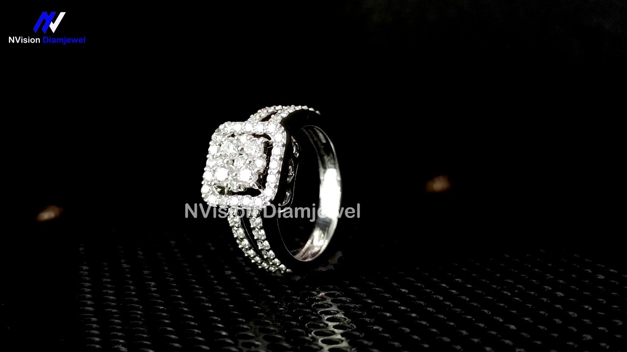 White Gold Diamond Cluster Solitaire Ring. - Diamond Carat Weight: 1.04 Carat