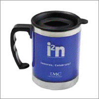 कंपनी के लोगो के साथ कॉफी मग