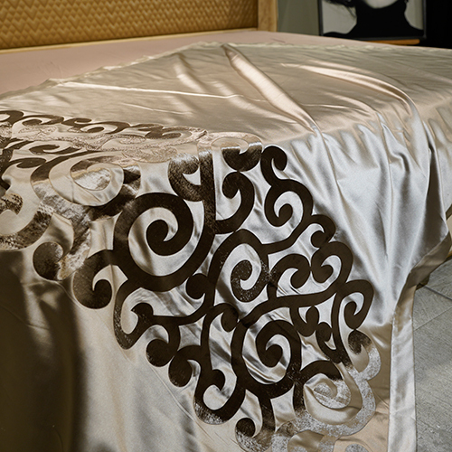 Velvet Touch Bed Throw - Feature: Washable