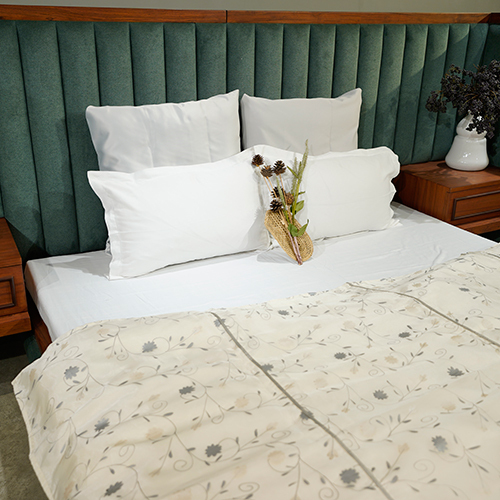Gossamer Delight Design Bed Throw - Feature: Washable