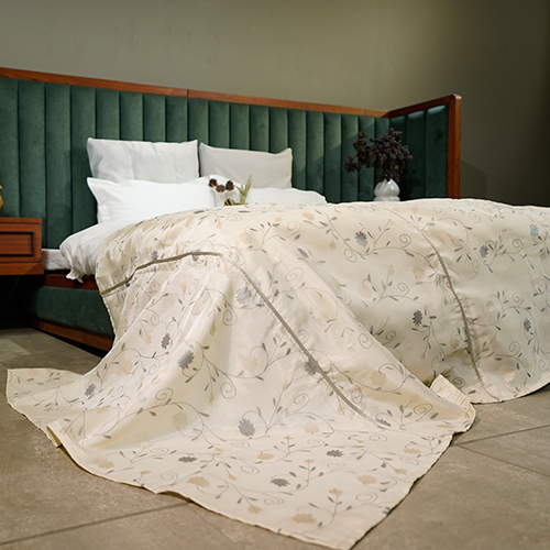 Gossamer Delight Design Bed Throw - Feature: Washable