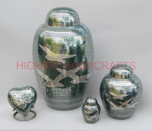 जाना घर उत्कीर्णित पीतल का दाह संस्कार कलश, वयस्क कलश के साथ मिलते-जुलते स्मृति कलश।