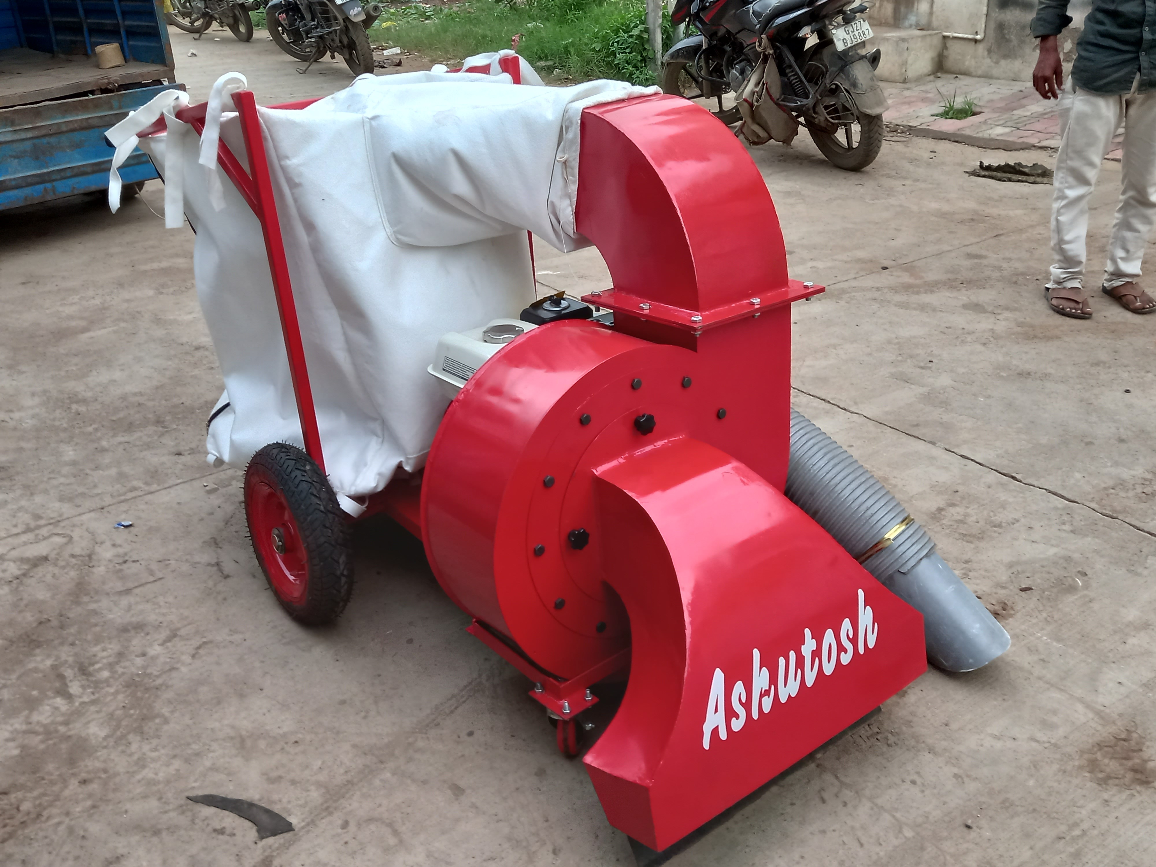 Leaf Collector Machine - Color: Red