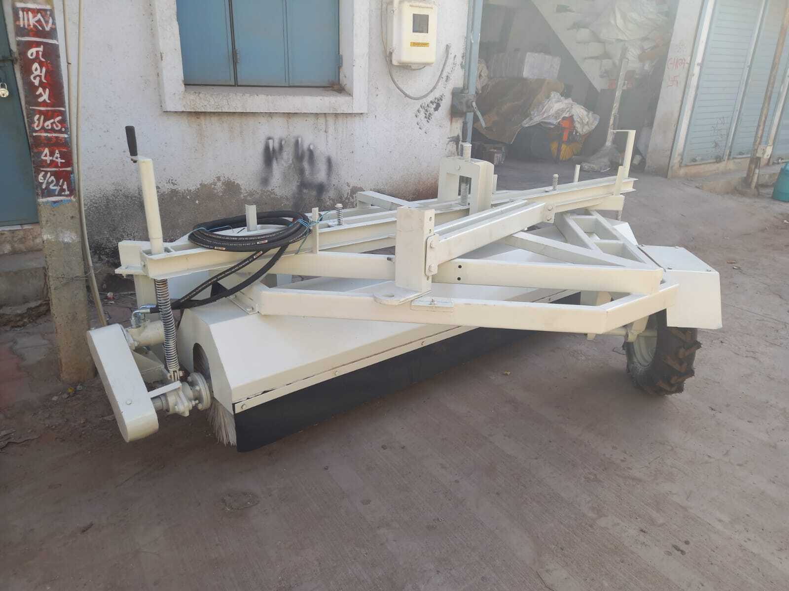 Mechanical Broomer Machine - Color: White