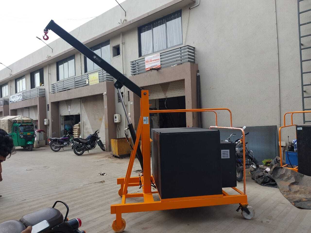Yellow Hydraulic Electric Floor Crane