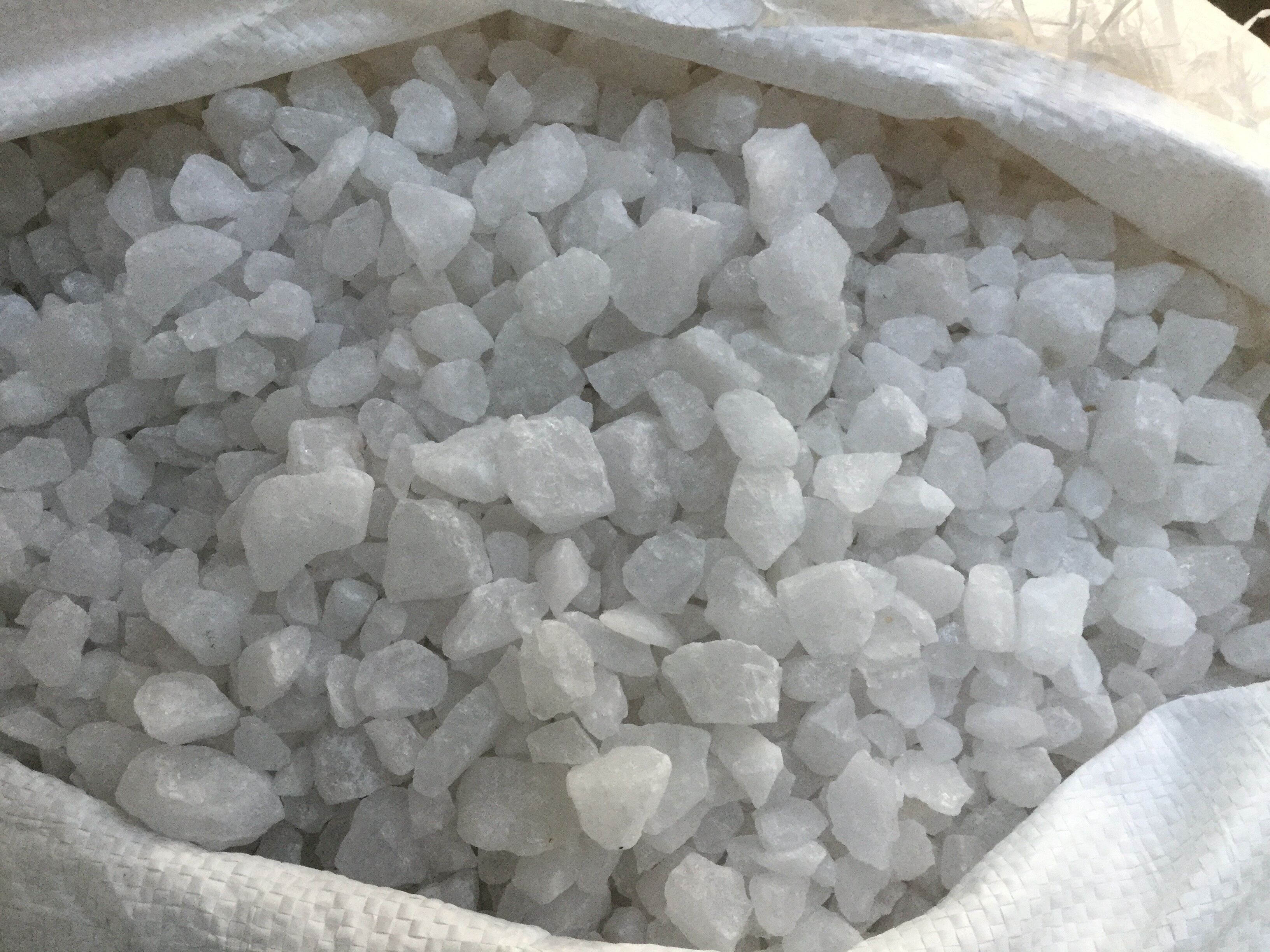 High Quality Natural Raw Crystalline Quartz Lumps For Industrial Purpose Size: 30mm To 60mm