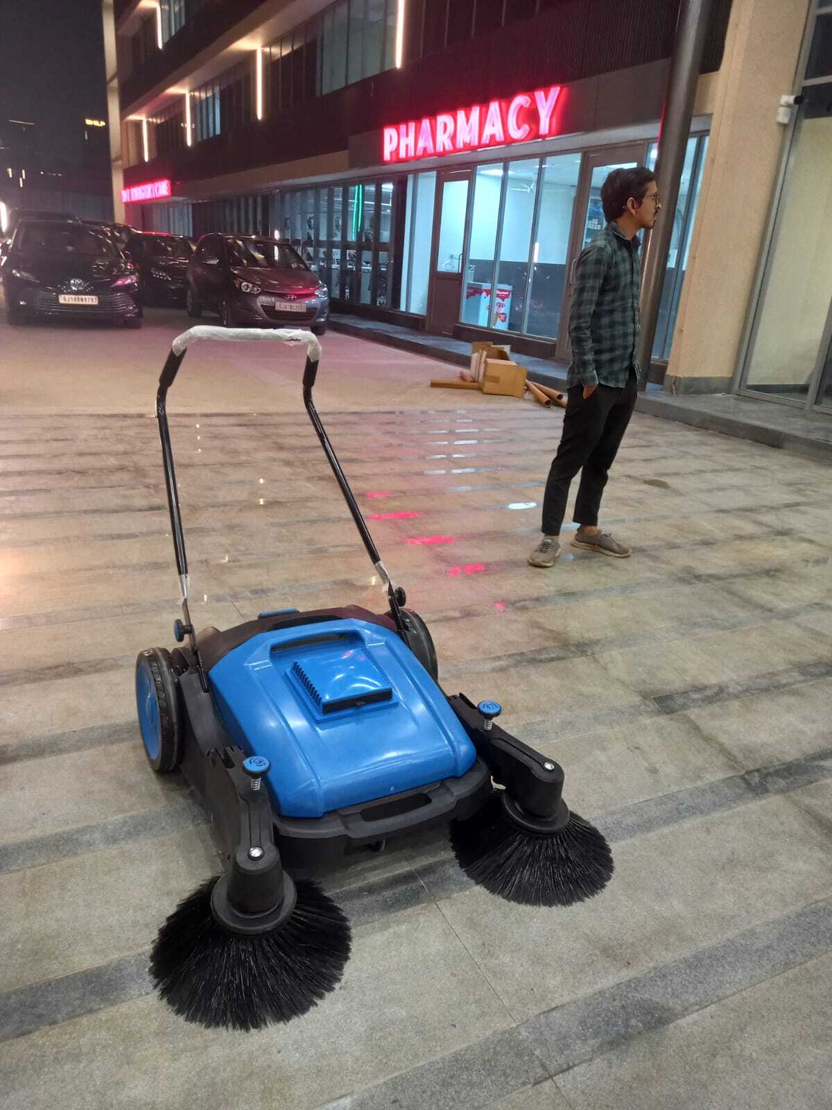 Manual Sweeper - Capacity: 50 Ltr/hr
