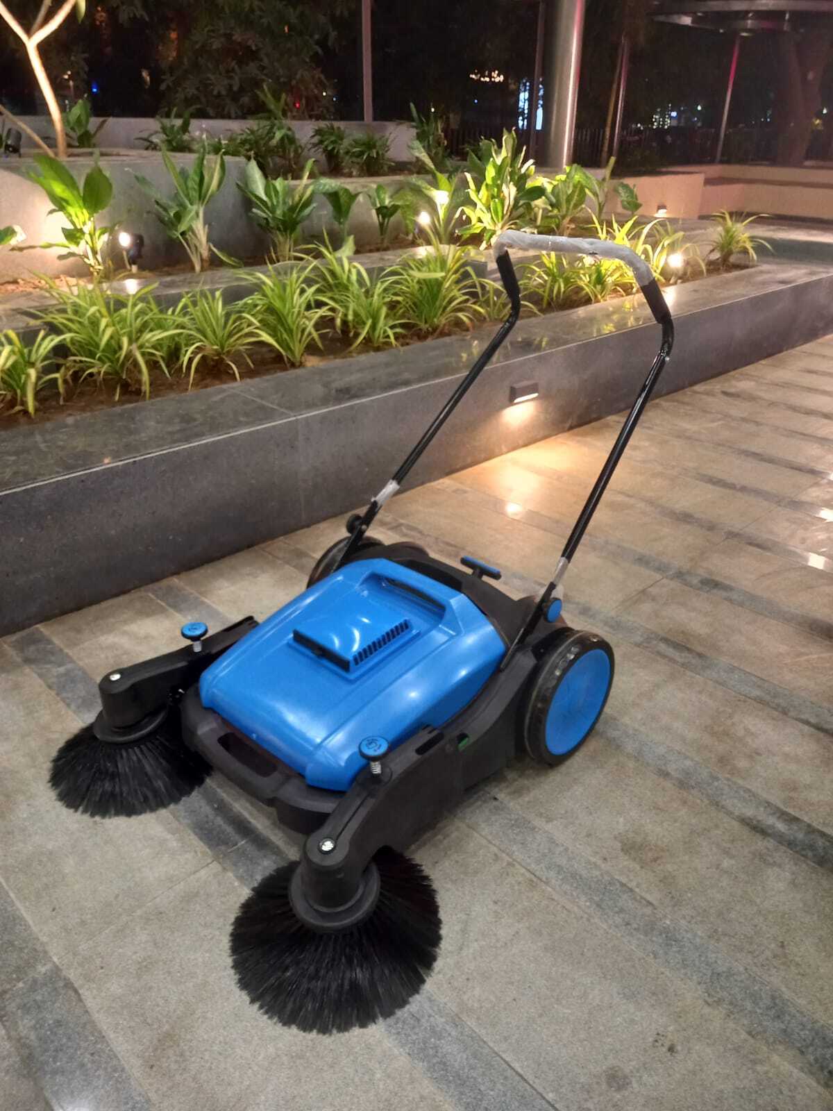 Manual Sweeper - Capacity: 50 Ltr/hr