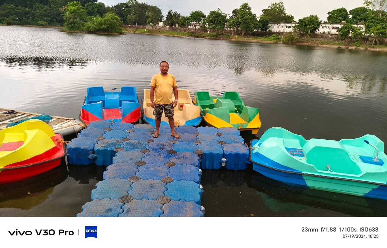 Frp 4 Seater Paddle Boat With Shed