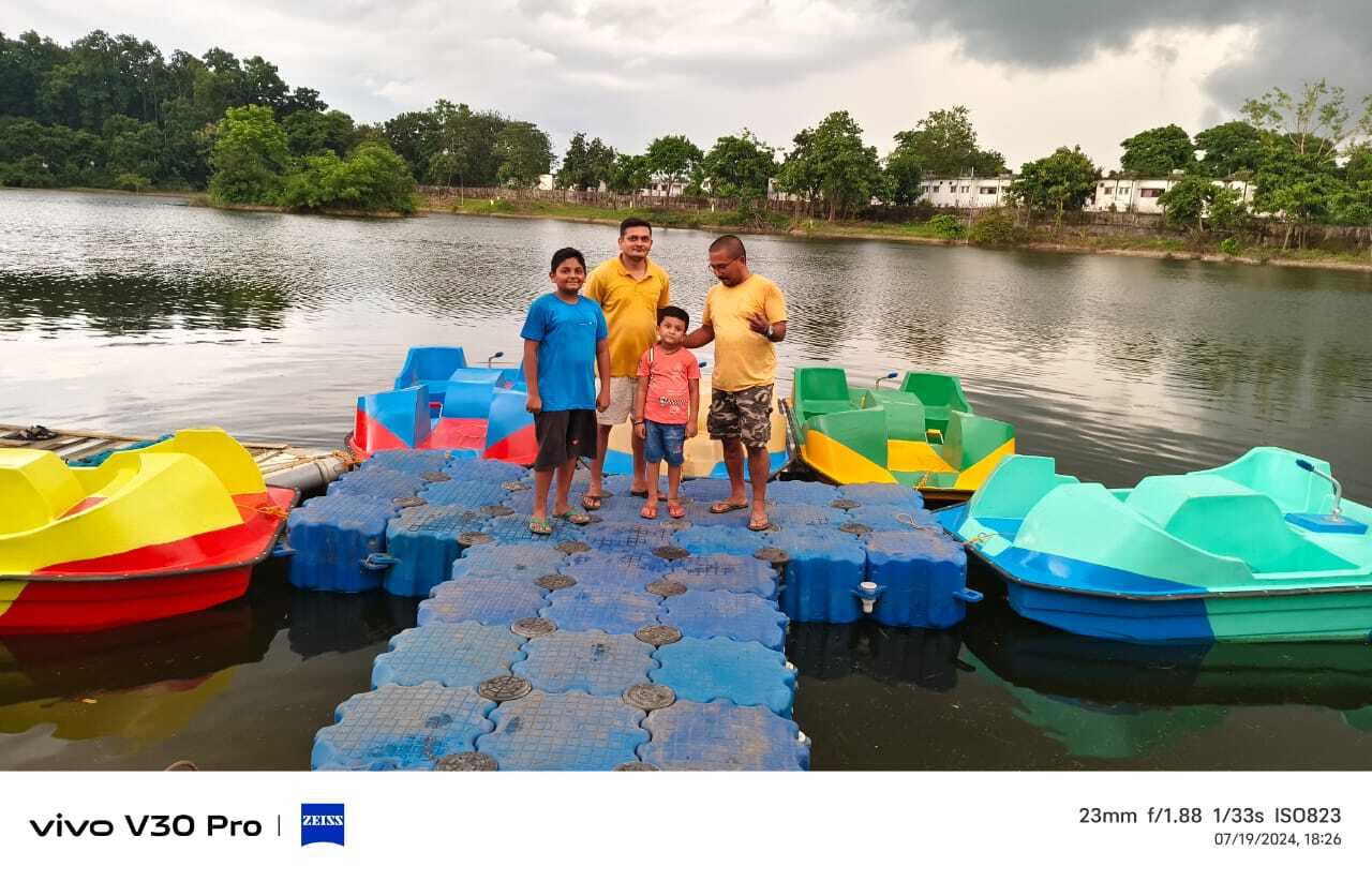 Frp 4 Seater Paddle Boat With Shed