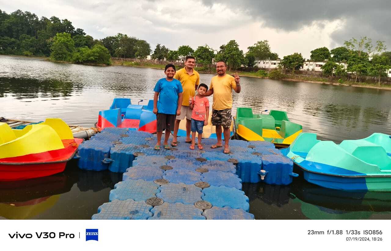 Frp 4 Seater Paddle Boat With Shed