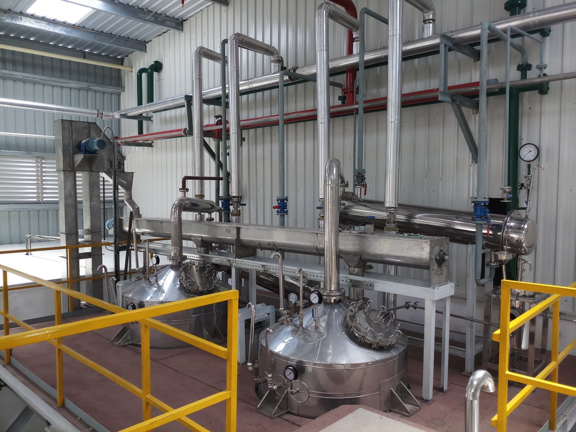 Essential Oil Distillation Plant - Stainless Steel Construction | Manual Control System, Compact Design, Versatile Extraction Methods, Optimized Cooling System