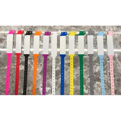 सभी रिस्टबैंड पर लिखें