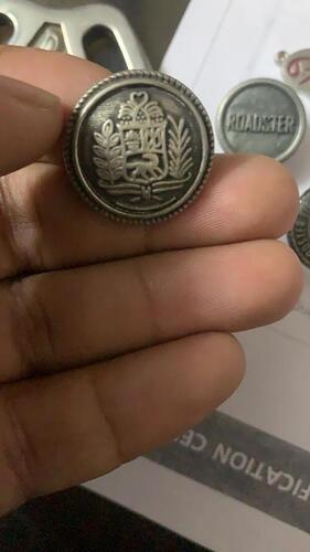 धातु का बटन