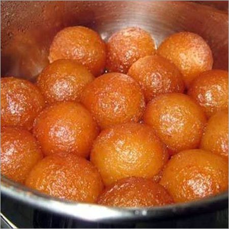 गुलाब जामुन एक लोकप्रिय भारतीय मिठाई है, जो मीठे और नरम गोलों के रूप में होती है, जो चाशनी में डूबी होती हैं। यह आमतौर पर त्योहारों और विशेष अवसरों पर परोसी जाती है।