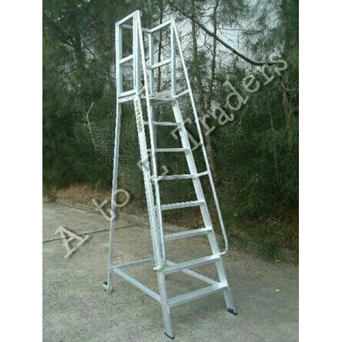 चौड़ा प्लेटफ़ॉर्म सीढ़ी