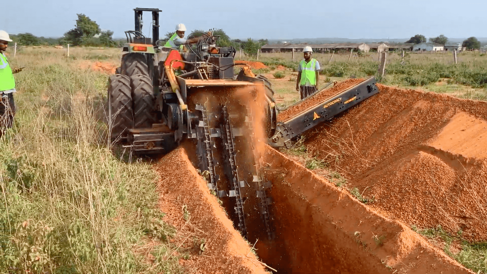 Triple Chain Trencher - 5.2x2.8x1.7m 3300kg | High-capacity Up To 950mm Width 1500mm Depth Advanced Conveyor System