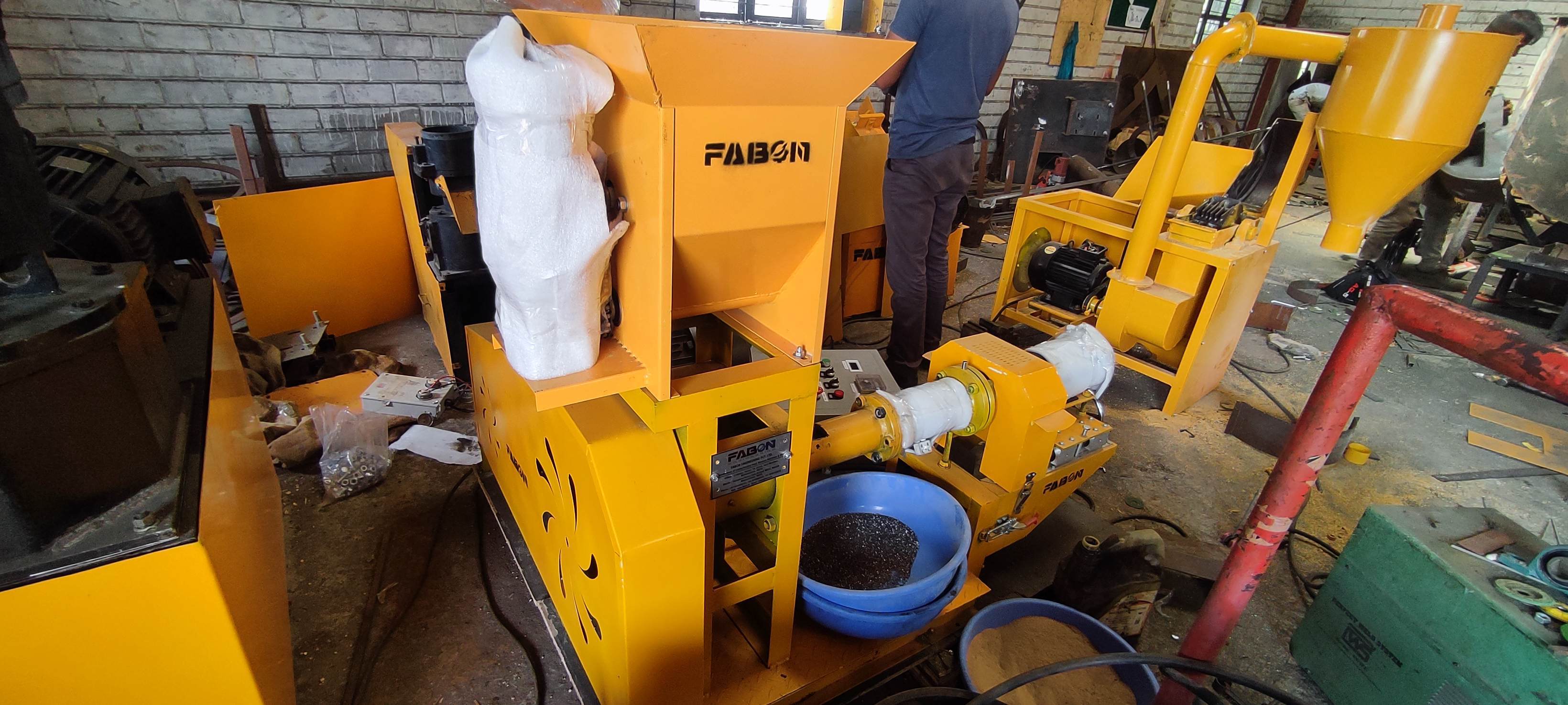 Floting Fish Feed Machine 200-225 Kg Hour - Color: Yellow