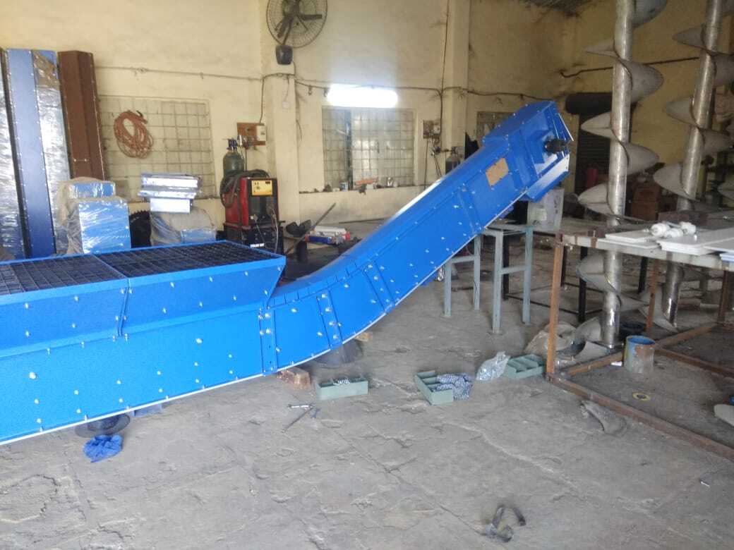 Hopper Chain Conveyor - Color: Grey