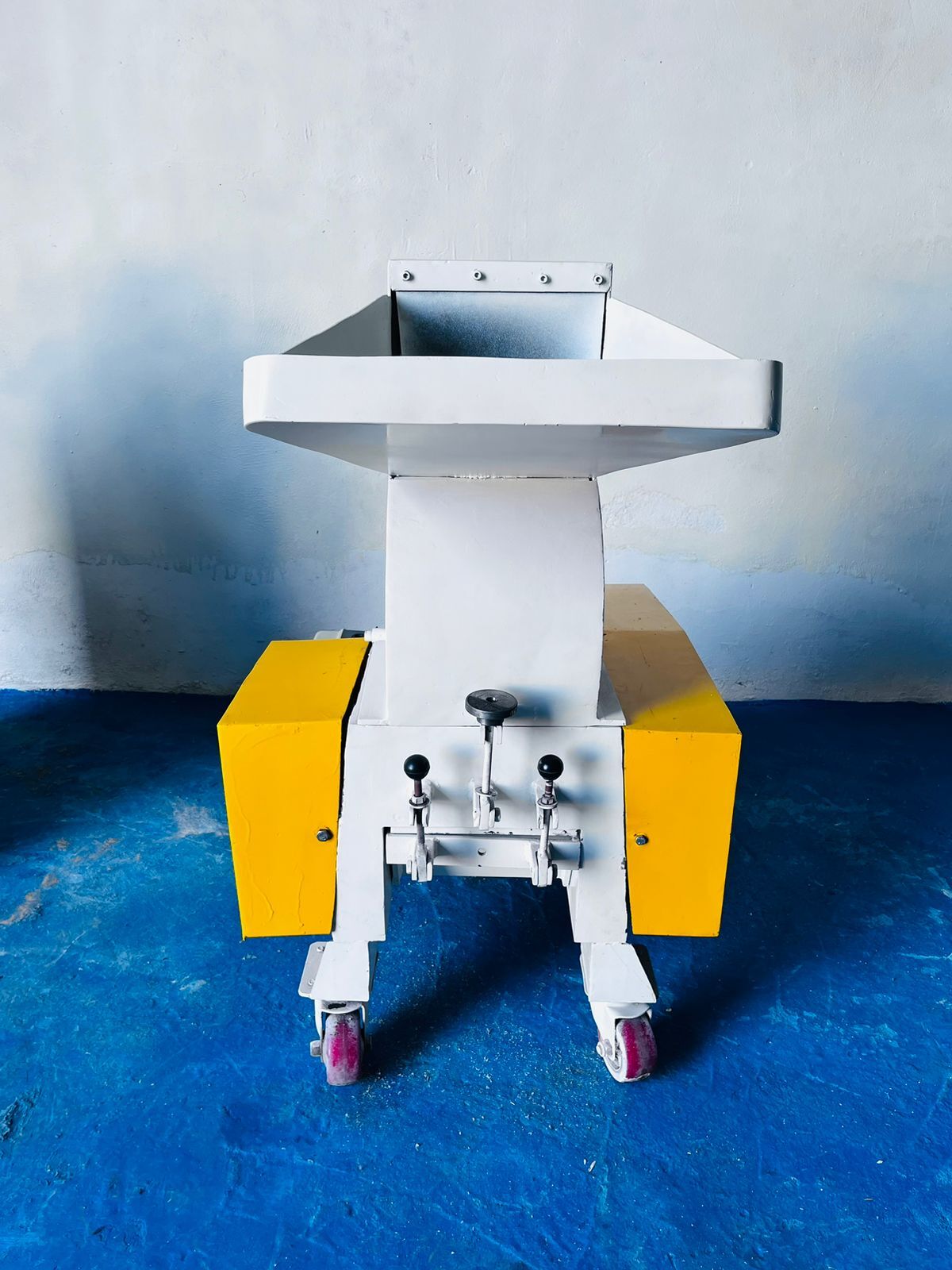 Scrap Grinder - Medium Capacity, Electric Powered 220v | Durable Red & White Compact Machine For Efficient Plastic And Metal Grinding