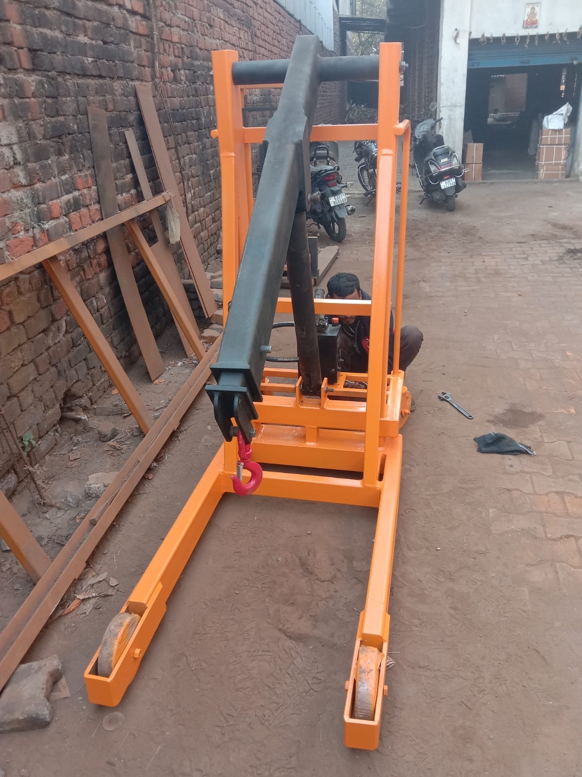 Ve(hbecbfc)028 Battery Electric Counter Floor Crane - Color: Yellow Paint Coated