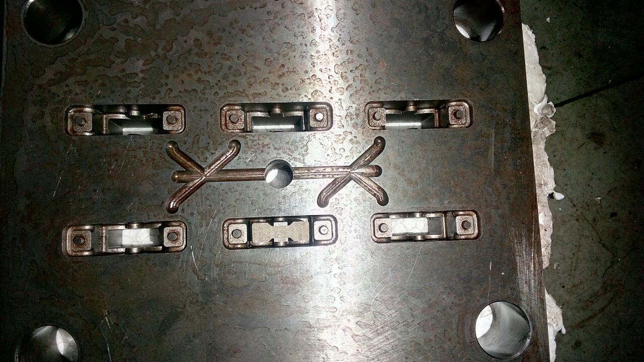 Moulding Dies - Metal, Standard Size | Tailor-made Plastic Injection Moulds, Semi-automatic Clamping, 1 Year Warranty