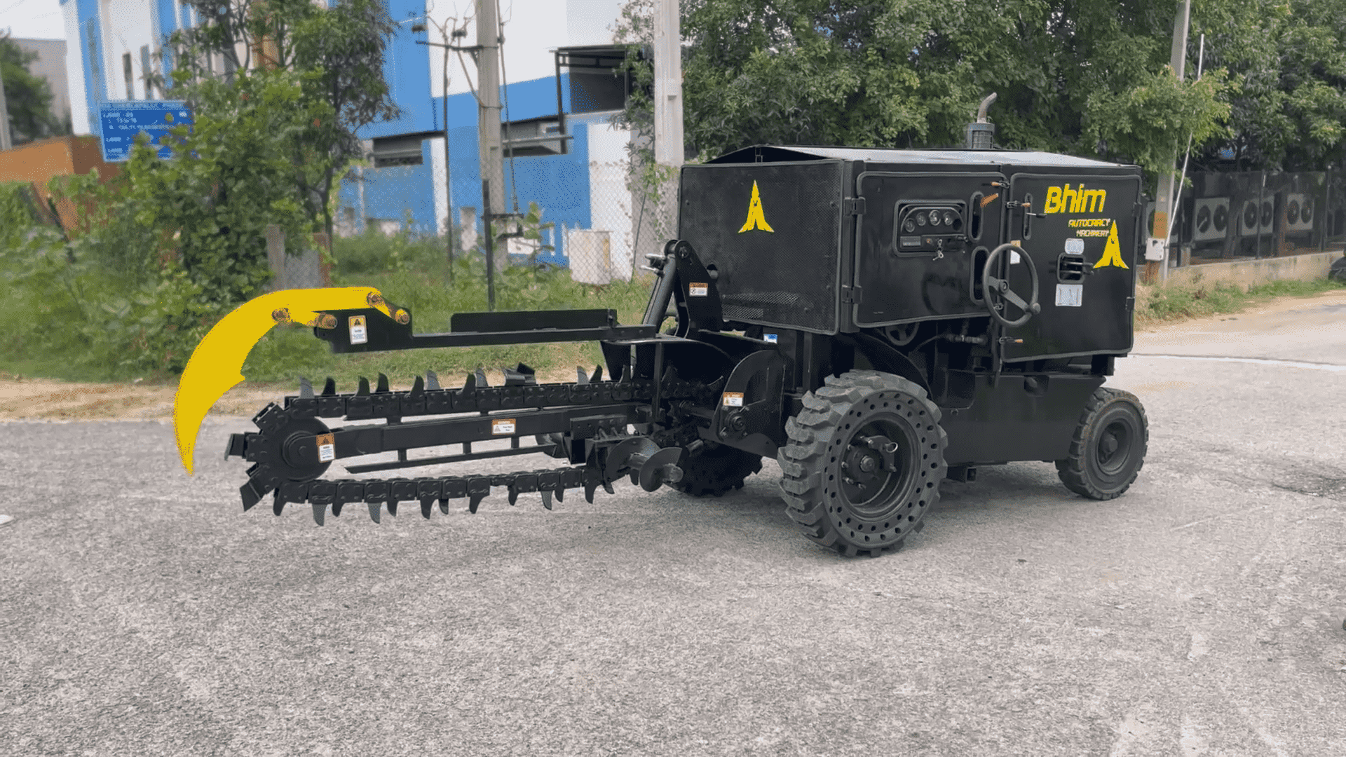 Self Drive Heavy Duty Track Trencher - Bhim - Dimension (L*w*h): 4.5 *1.5 *1.6 Meter (M)