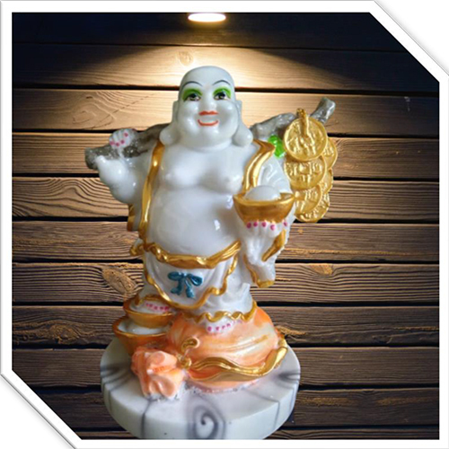 लकड़ी के स्टैंड पर हंसते हुए बुद्ध