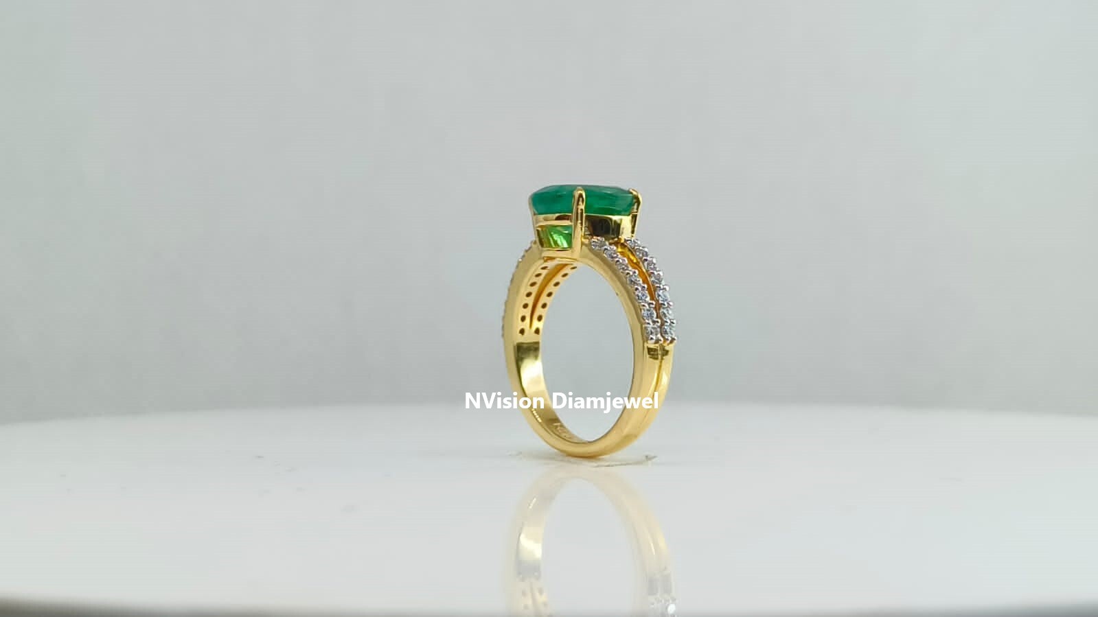 Customized 18 Kt Yellow Gold Natural Emerald And Diamond Ladies Ring - 0.32 Carat Vvs1 Round Brilliant Cut White Diamonds, Ethical Sourcing, 100% Certified Quality
