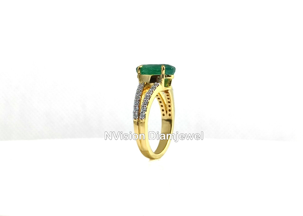 Customized 18 Kt Yellow Gold Natural Emerald And Diamond Ladies Ring - 0.32 Carat Vvs1 Round Brilliant Cut White Diamonds, Ethical Sourcing, 100% Certified Quality